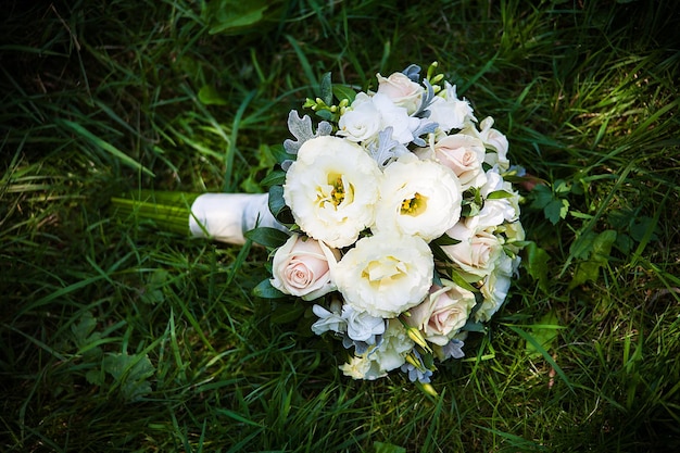 Bellissimo bouquet di fiori da sposa sull'erba verde