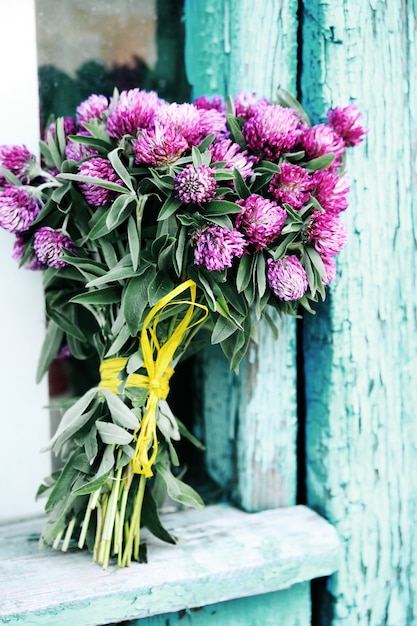 Bellissimo bouquet di fiori di campo trifoglio