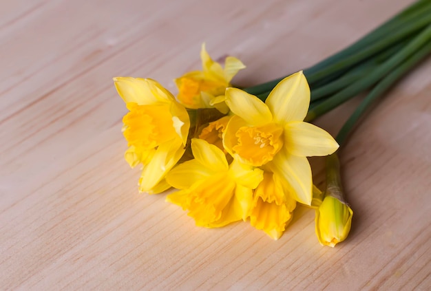 Bellissimo bouquet di fiori di narciso gialli su tavola di legno