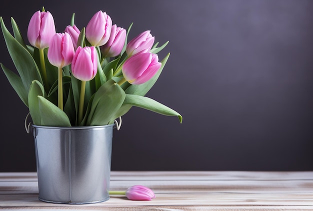 Bellissimo bouquet di fiori di tulipani rosa in una pentola su sfondo scuro