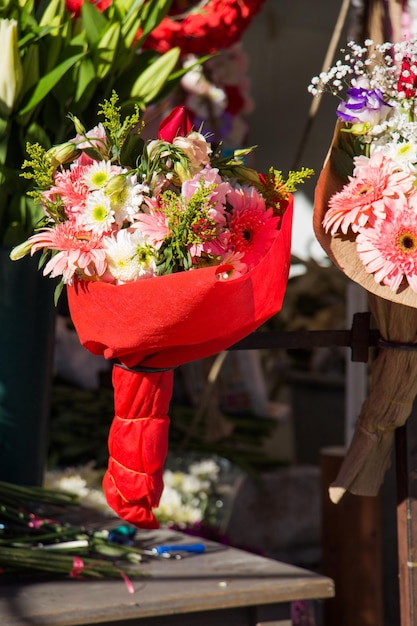 Bellissimo bouquet di fiori di vario tipo