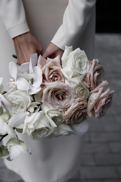 Bellissimo bouquet di fiori diversi, primo piano. Bouquet moderno ed elegante, su uno sfondo scuro.