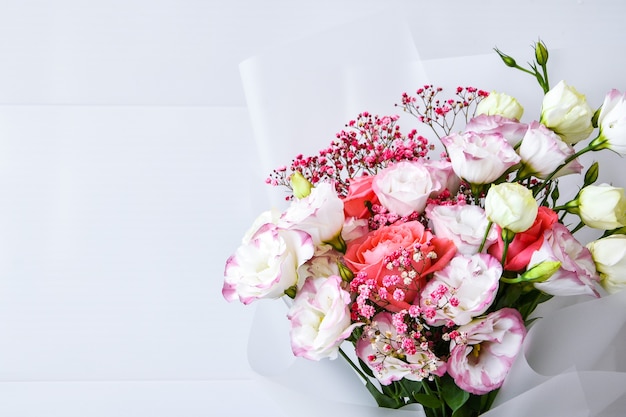 Bellissimo bouquet di fiori diversi su sfondo bianco. Copia spazio per il testo. Biglietto di auguri vacanza. copertina