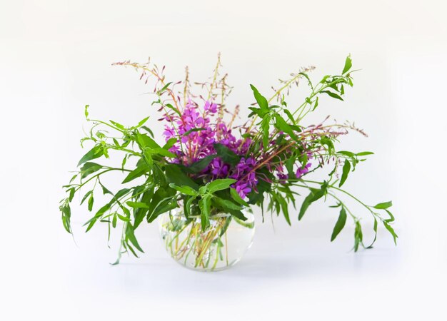 Bellissimo bouquet di fiori estivi in un vaso trasparente