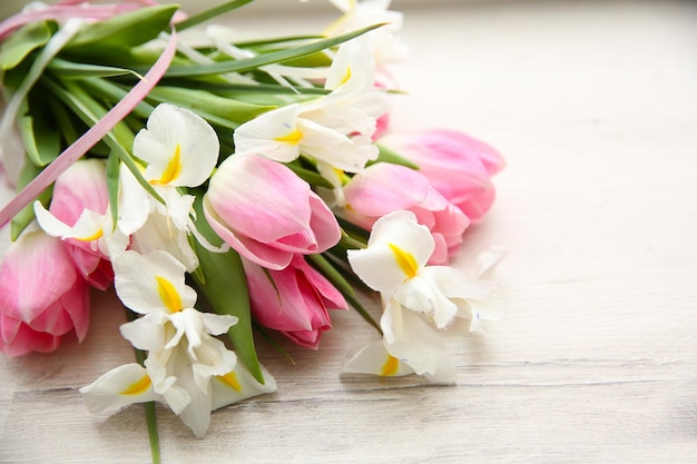 Bellissimo bouquet di fiori freschi sulla superficie di legno del primo piano