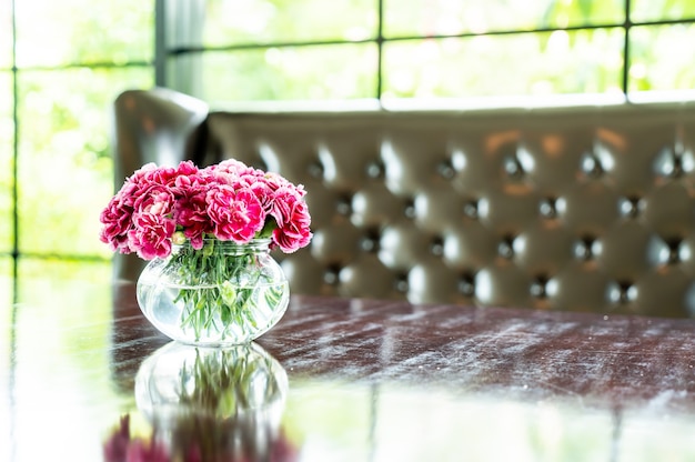 bellissimo bouquet di fiori in vaso sul tavolo