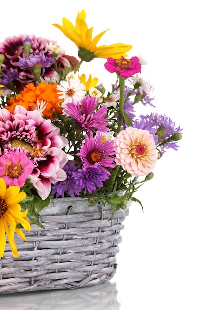 Bellissimo bouquet di fiori luminosi in cesto isolato su bianco