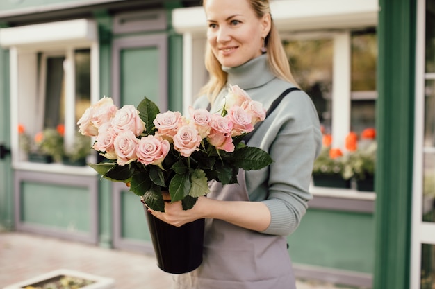 Bellissimo bouquet di fiori misti in mano di donna.