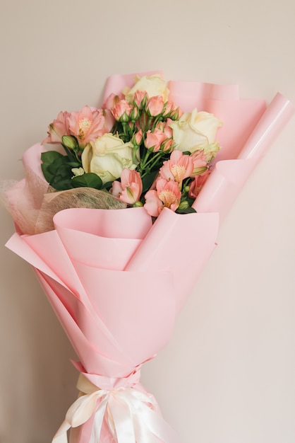 Bellissimo bouquet di fiori rosa delicati di rose bianche ed eustoma in un bellissimo pacchetto