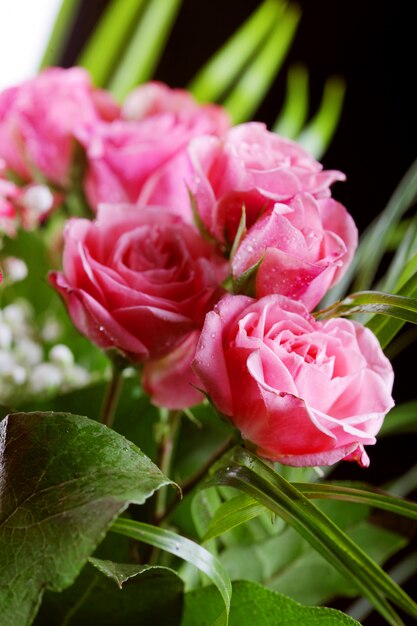 Bellissimo bouquet di fiori rosa e bianchi