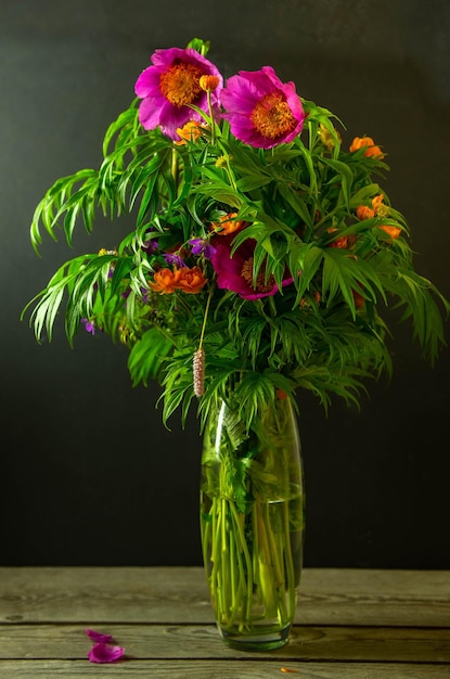 Bellissimo bouquet di fiori selvatici su sfondo scuro