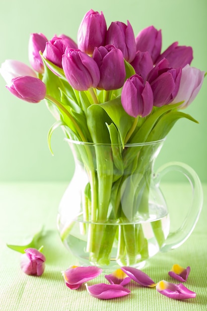 Bellissimo bouquet di fiori viola tulipano in vaso