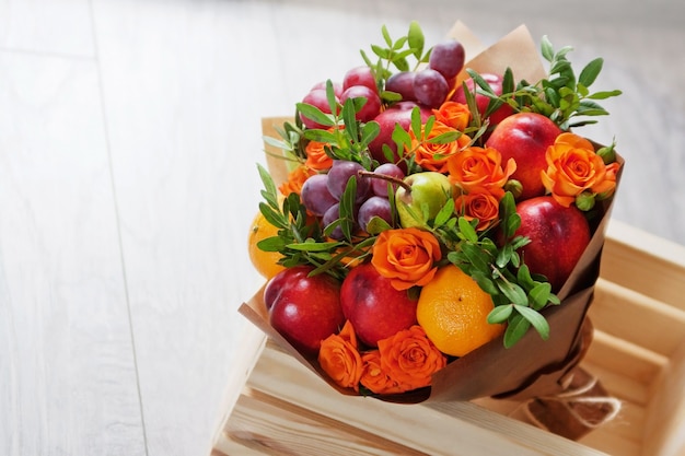 Bellissimo bouquet di frutta e fiori