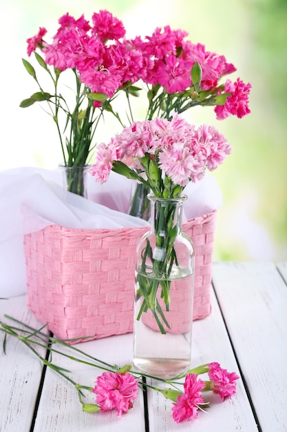 Bellissimo bouquet di garofano rosa in vasi su sfondo luminoso