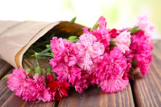 Bellissimo bouquet di garofano rosa su sfondo luminoso