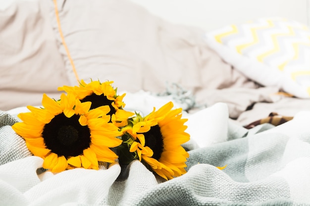 Bellissimo bouquet di girasoli gialli autentici a letto