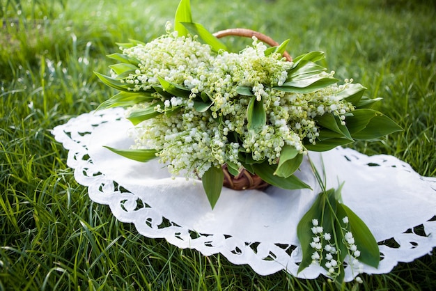 Bellissimo bouquet di mughetto nel cesto