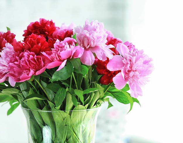 Bellissimo bouquet di peonia primo piano