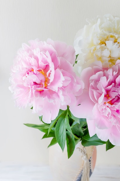 Bellissimo bouquet di peonie bianche e rosa