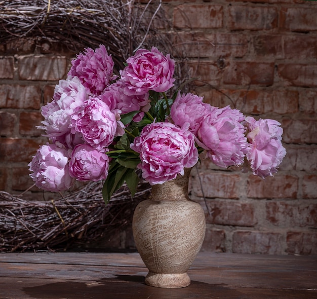 Bellissimo bouquet di peonie rosa in vaso. Natura morta al chiuso