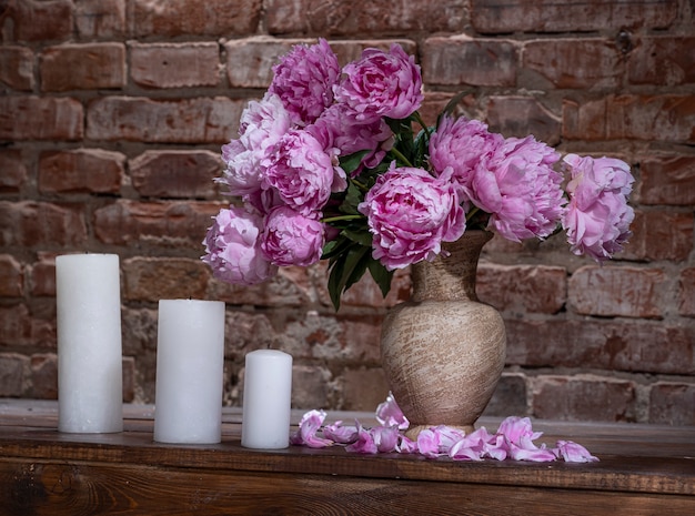 Bellissimo bouquet di peonie rosa in vaso. Natura morta al chiuso