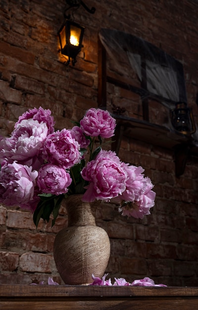 Bellissimo bouquet di peonie rosa in vaso. Natura morta al chiuso