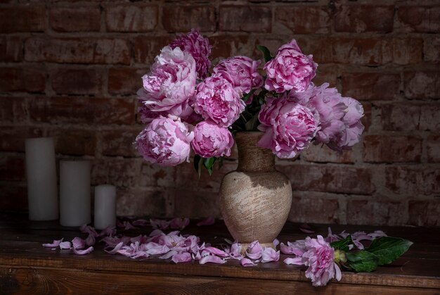 Bellissimo bouquet di peonie rosa in vaso. Natura morta al chiuso