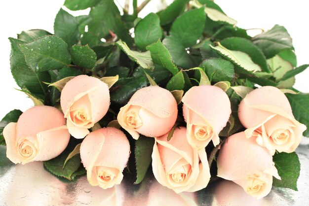 Bellissimo bouquet di rose con gocce