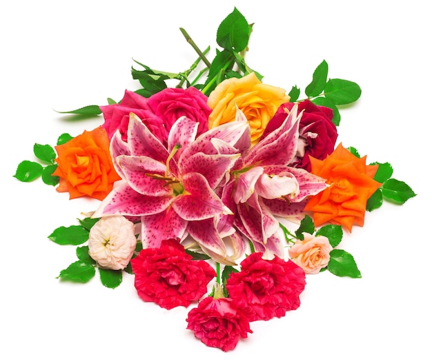 Bellissimo bouquet di rose e gigli isolati su sfondo bianco. Carta di matrimonio. Visualizza in alto, piatto. Floristica. Flora, fiori. Rosso, arancione, verde, giallo, rosa