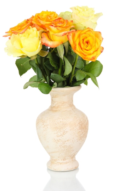 Bellissimo bouquet di rose in vaso isolato su bianco
