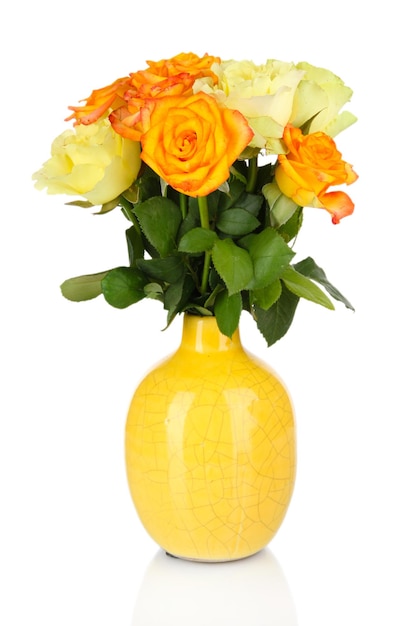 Bellissimo bouquet di rose in vaso isolato su bianco