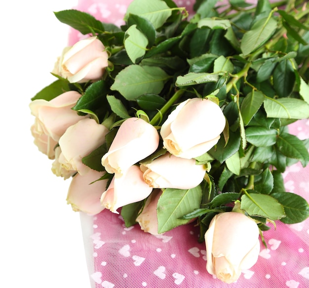 Bellissimo bouquet di rose, isolato su bianco