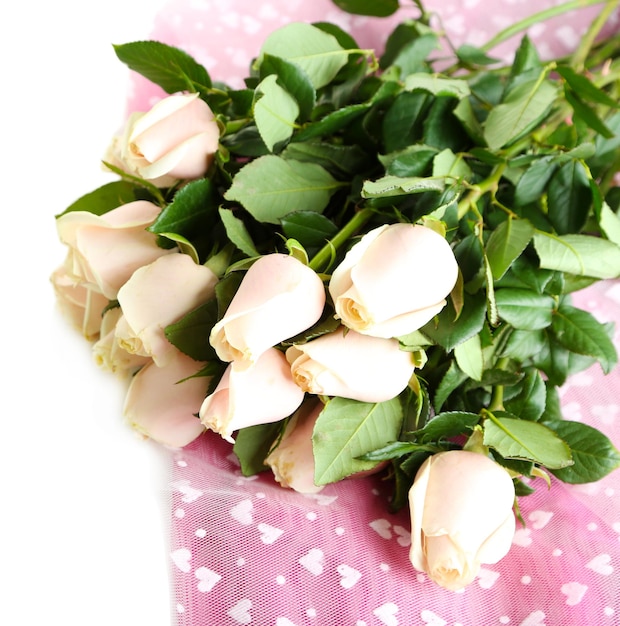 Bellissimo bouquet di rose, isolato su bianco