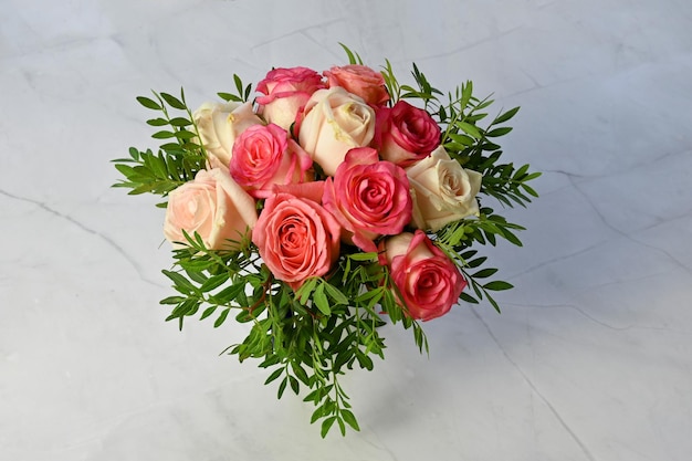 Bellissimo bouquet di rose rosa e bianche