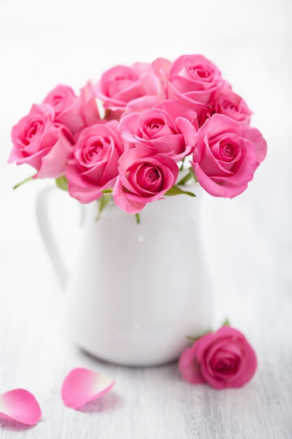 Bellissimo bouquet di rose rosa in vaso