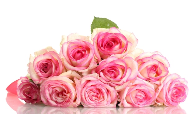 Bellissimo bouquet di rose rosa isolato su bianco