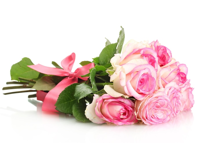 Foto bellissimo bouquet di rose rosa isolato su bianco