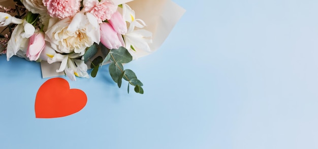 Bellissimo bouquet e carta a forma di cuore