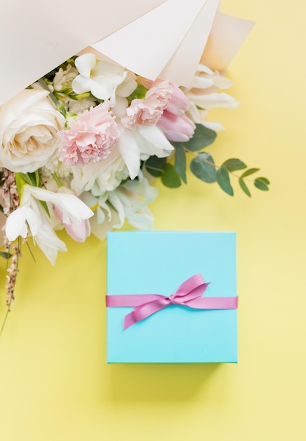 Bellissimo bouquet e confezione regalo blu