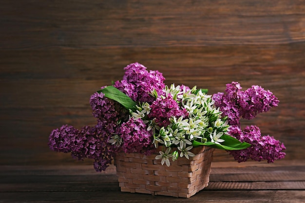 Bellissimo bouquet fresco su fondo di legno