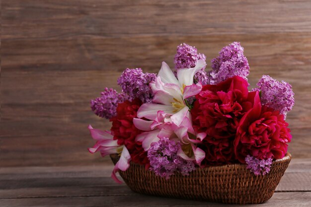 Bellissimo bouquet fresco su fondo di legno