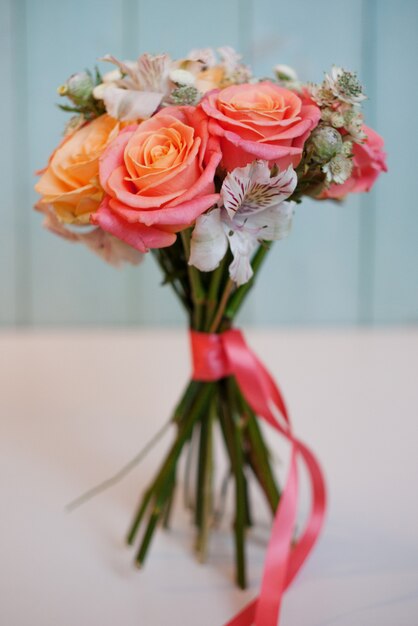 Bellissimo bouquet lussureggiante con rose