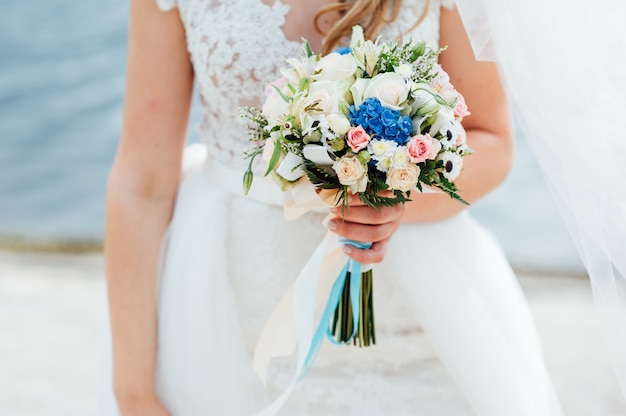 Bellissimo bouquet nelle mani della sposa