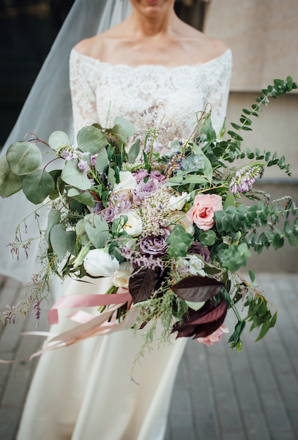 Bellissimo bouquet nelle mani della sposa