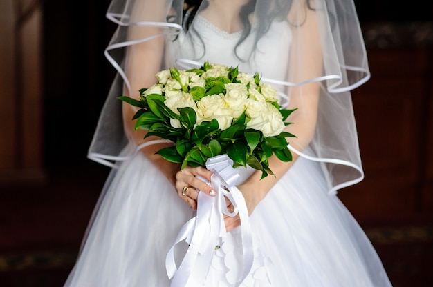 Bellissimo bouquet nelle mani della sposa