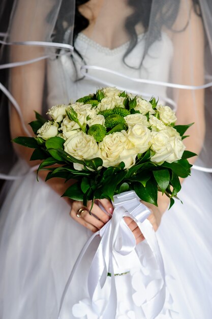 Bellissimo bouquet nelle mani della sposa