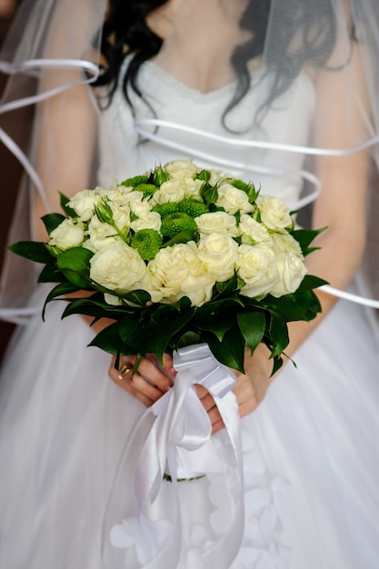 Bellissimo bouquet nelle mani della sposa