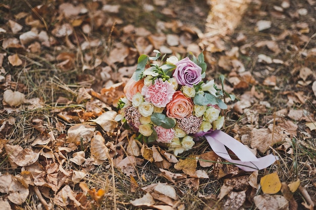 Bellissimo bouquet su foglie gialle 2198