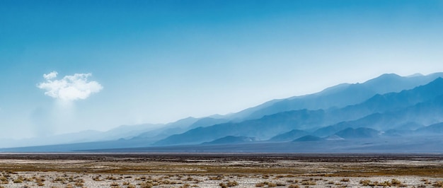 Bellissimo campo aperto con Sierra Nevada Mountain Range in California, Stati Uniti d'America