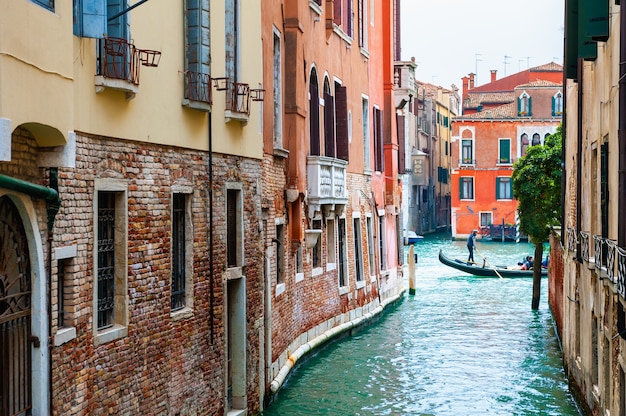 Bellissimo canale con vecchia architettura medievale a Venezia, Italia. Vista del Canal Grande e della gondola. Famosa destinazione di viaggio